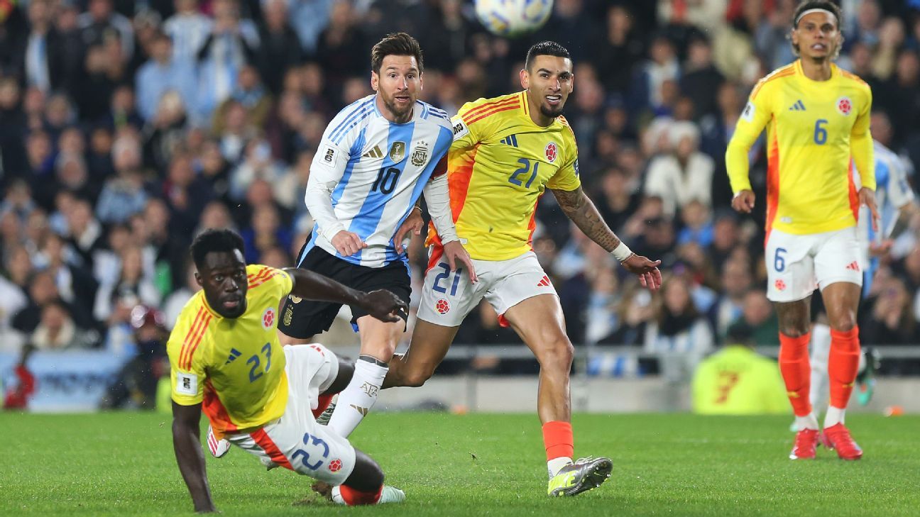 Lionel messi y jugadores de Colombia
