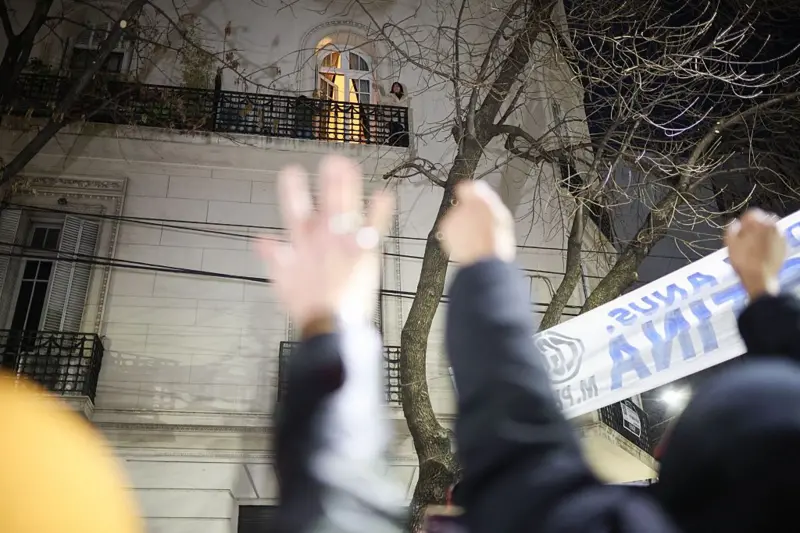 Cristina Fernández de Kirchner saludando a sus simpatizantes desde el balcón de su departamento ubicado en Constitución