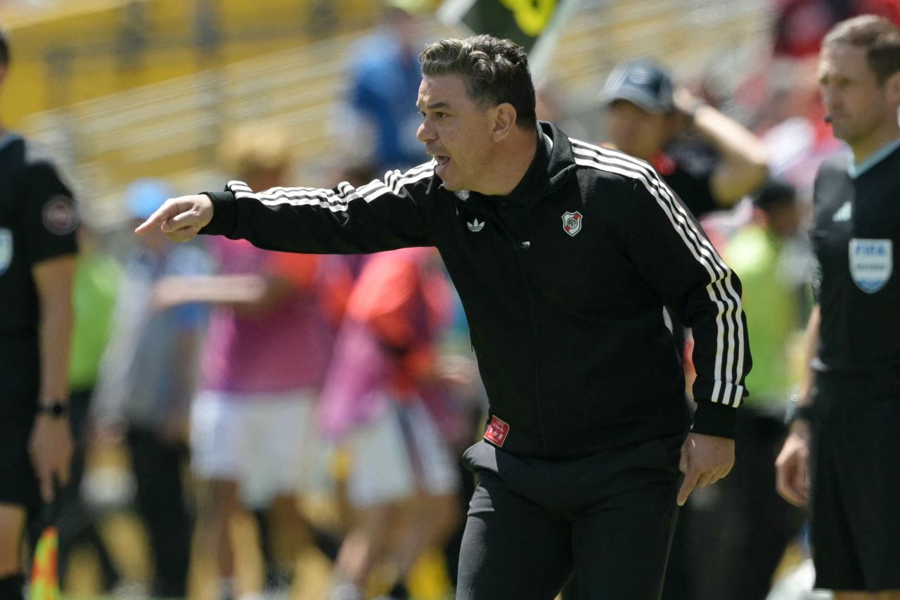 Marcelo Gallardo dando indicaciones