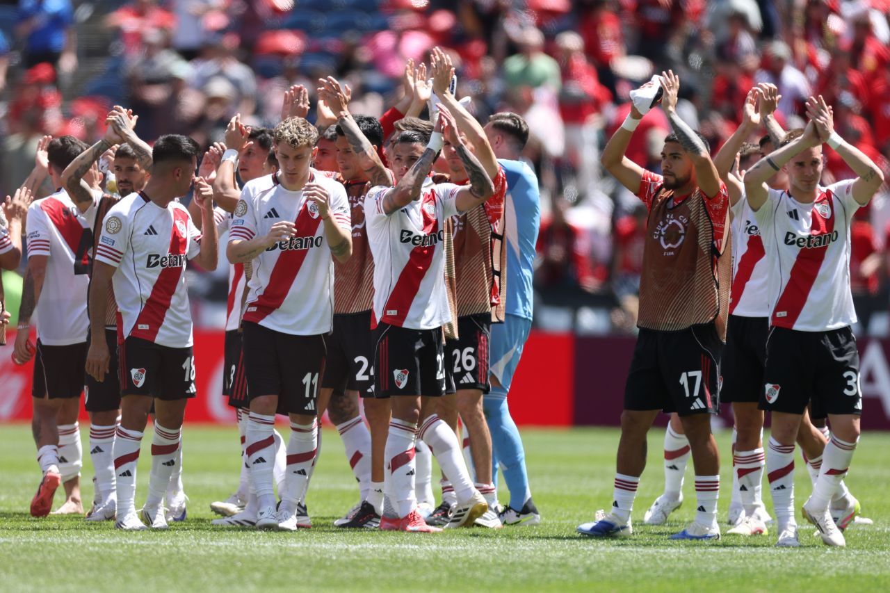 Jugadores de River saludando a sus simpatizantes después del partido