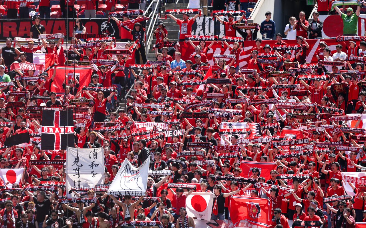 Simpatizantes del Urawa Red Diamonds alentando por su club