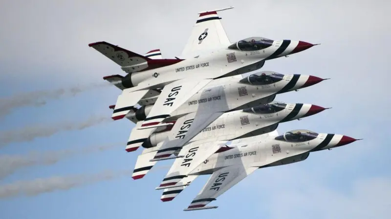 Cuatro aviones F-16 de la fuerza aérea estadounidense en pleno vuelo