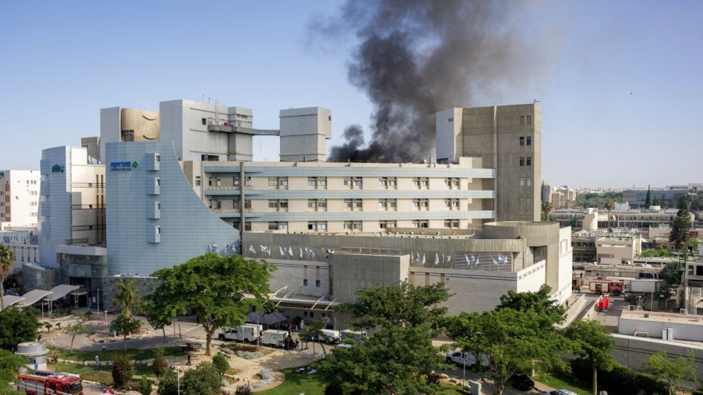 Humo elevándose desde el Centro Médico Soroka de Beersheba