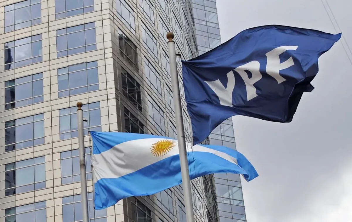 Banderas de Argentina e YPF ondeando en el viento