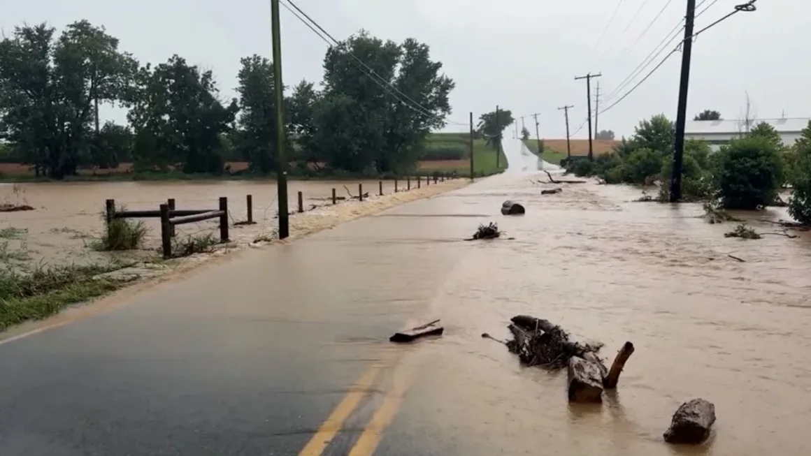 El agua cubre una carretera en el condado de Lancaster, Pensilvania.