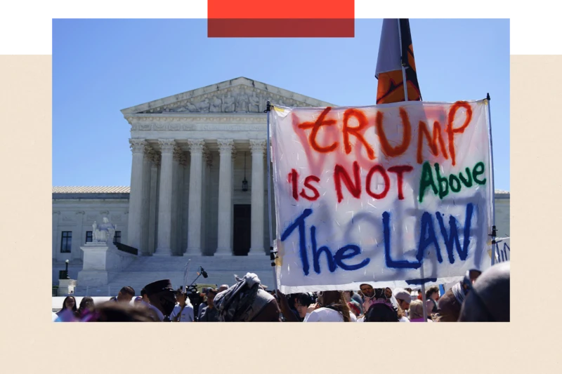 Manifestantes se reúnen frente a la Corte Suprema de Estados Unidos, sosteniendo pancartas y banderas