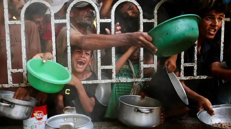 Gazatíes pidiendo comida