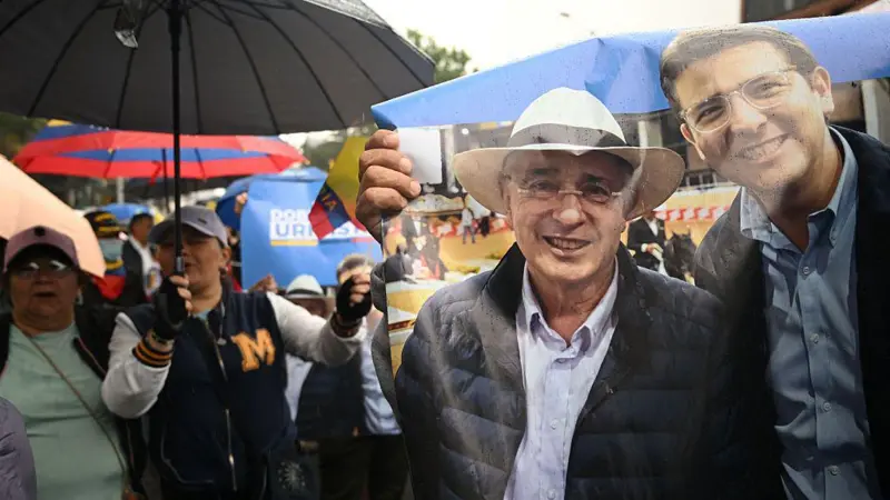 Carteles de apoyo a Miguel Uribe y Álvaro Uribe en una marcha reciente en Bogotá