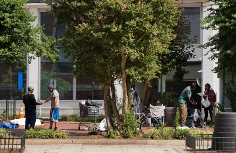 Personas sin hogar acampan en DC