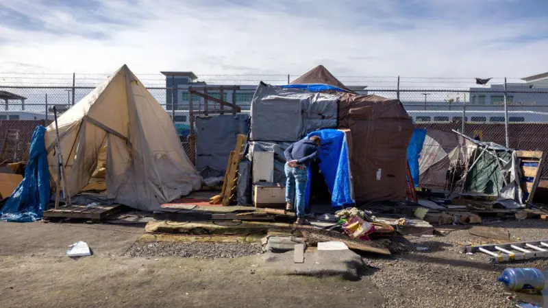 Un campamento de tiendas de campaña en Seattle, Washington