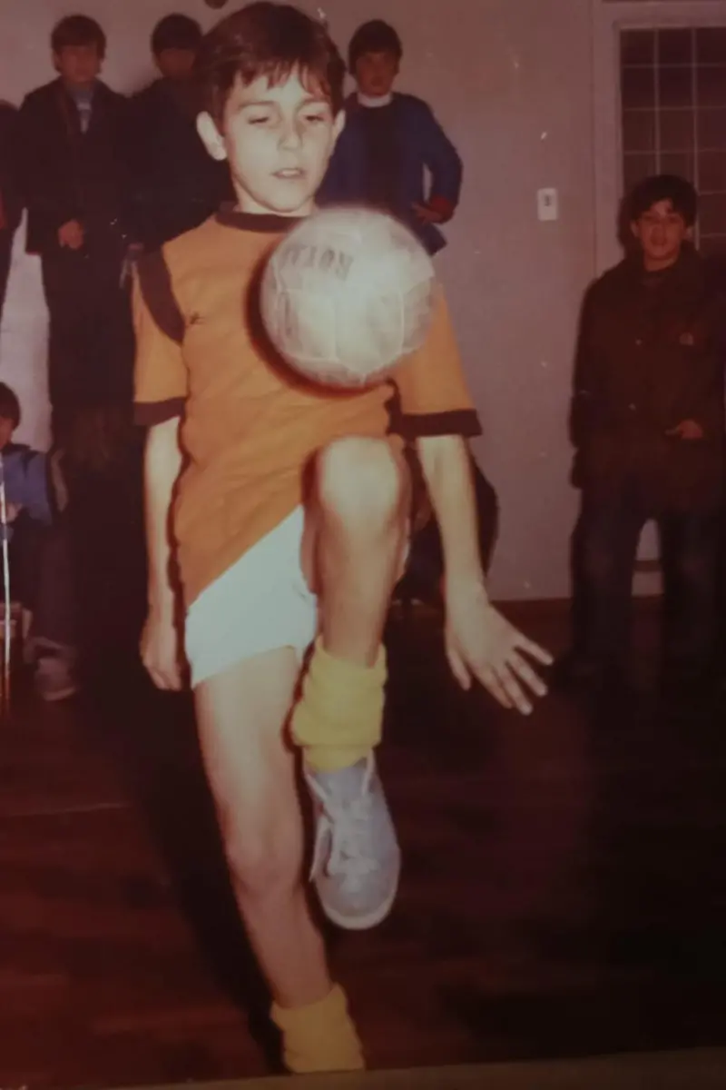 Diego Fernández jugando con una pelota de fútbol