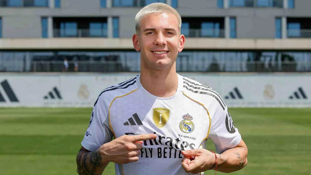 Franco Mastantuono vistiendo la camiseta del Real Madrid