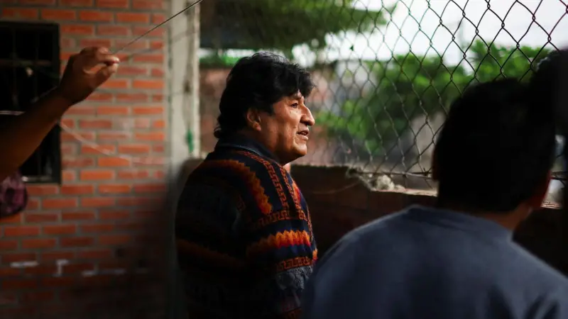 El expresidente boliviano Evo Morales habla con miembros del sindicato de cocaleros, antes de las elecciones generales del 17 de agosto, en San Francisco, Cochabamba, Bolivia, el 13 de agosto de 2025