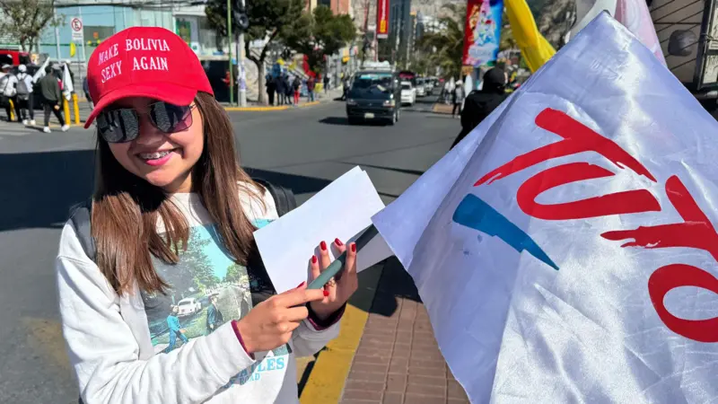 Una mujer sostiene un cartel a favor del candidato Jorge Tuto Quiroga en La Paz, Bolivia