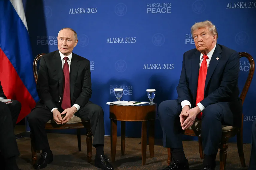 Trump y Putin estrechándose la mano