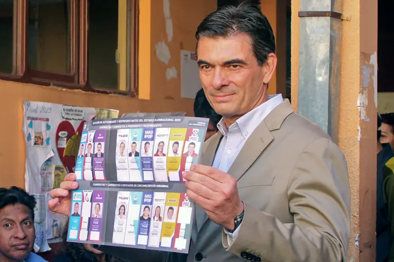 Rodrigo Paz mostrando una boleta de votación