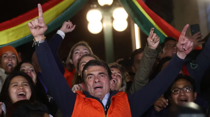 Rodrigo Paz Pereira alza los brazos en señal de victoria, rodeado de gente que lo aclama