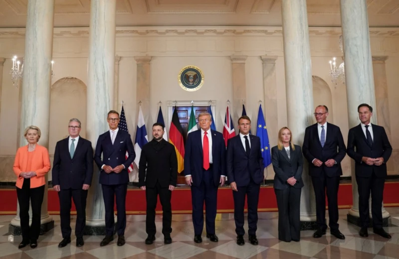 Trump, Zelensky y los líderes europeos posando para la foto oficial