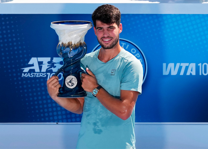 Carlos Alcaraz levantando el trofeo de Masters 1000 de Cincinnati
