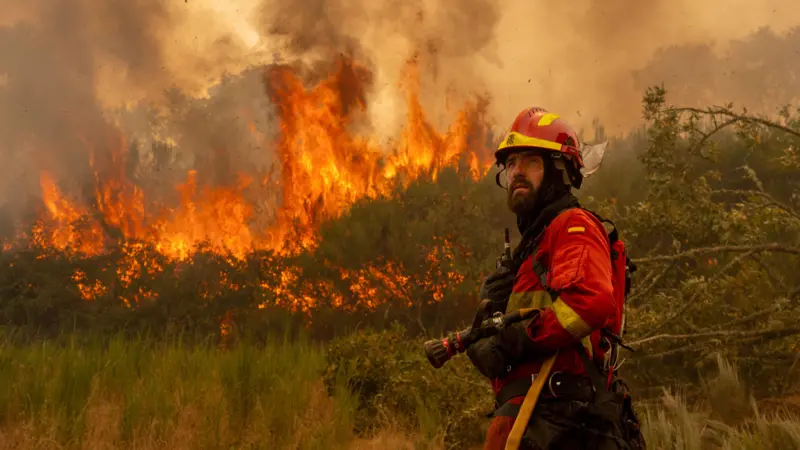 Un bombero frente a las llamas de un incendio