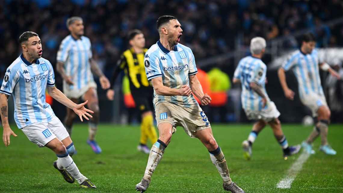 Maravilla Martínez festejando su gol