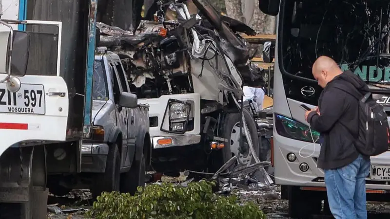 Vehículos destrozados tras el atentado en Cali