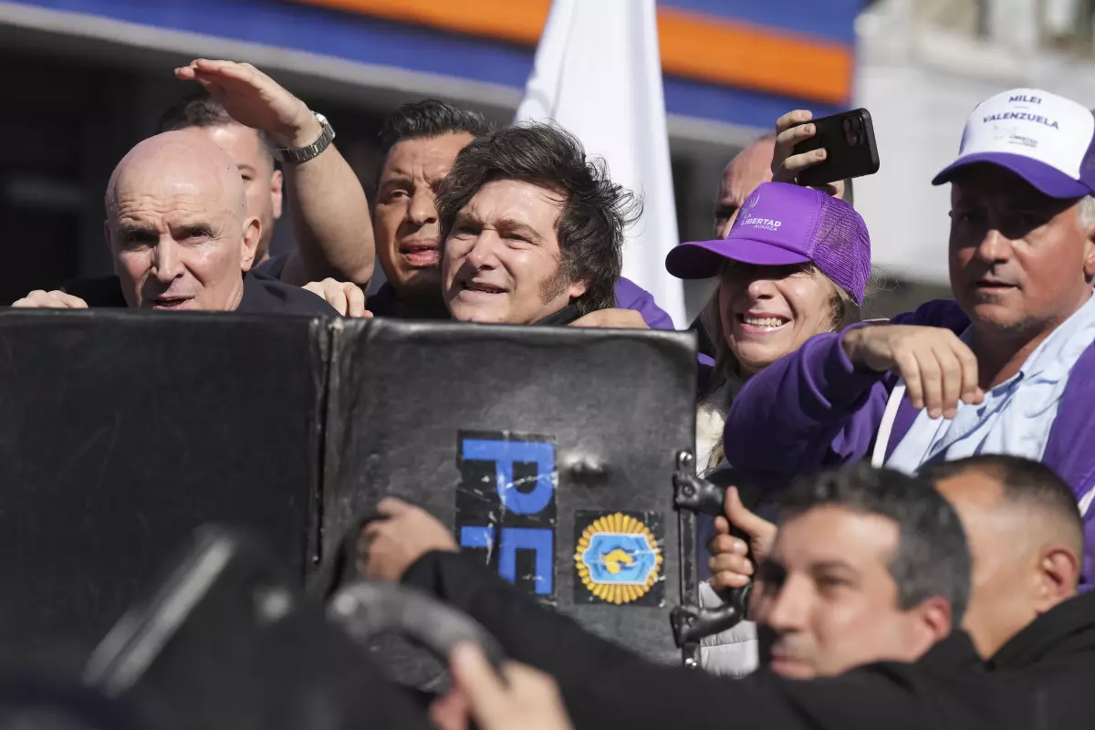 La policía protege a Javier Milei y a su hermana Karina de un ataque a priedrazos durante un acto de campaña en la previa a las elecciones provinciales en Lomas de Zamora