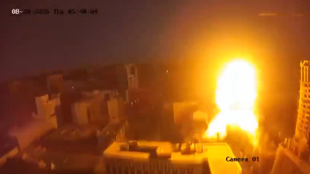 Imagen del impacto de un misil ruso en un edificio residencial en Kyiv durante la noche del 27 de agosto de 2025