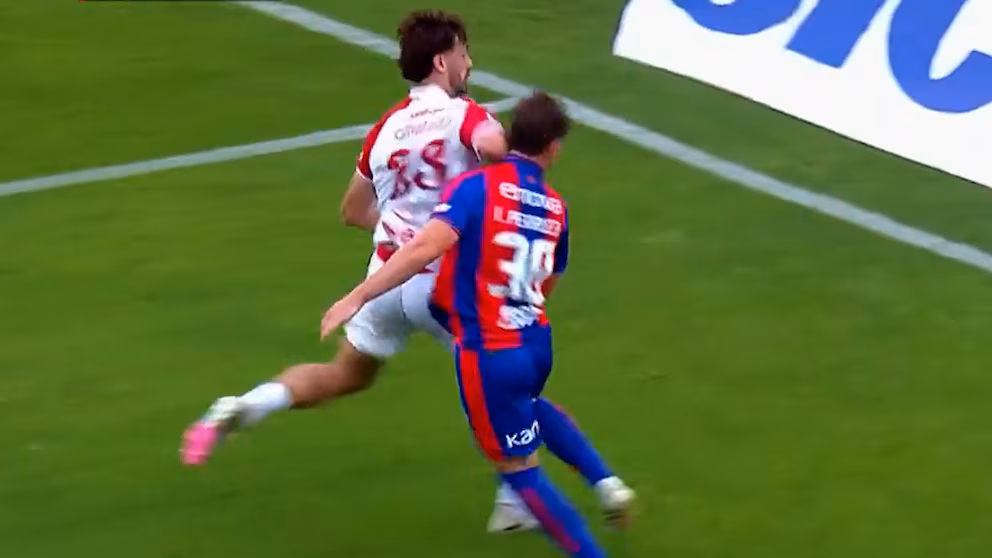 El codazo de Giménez a Perruzzi que le valió la expulsión