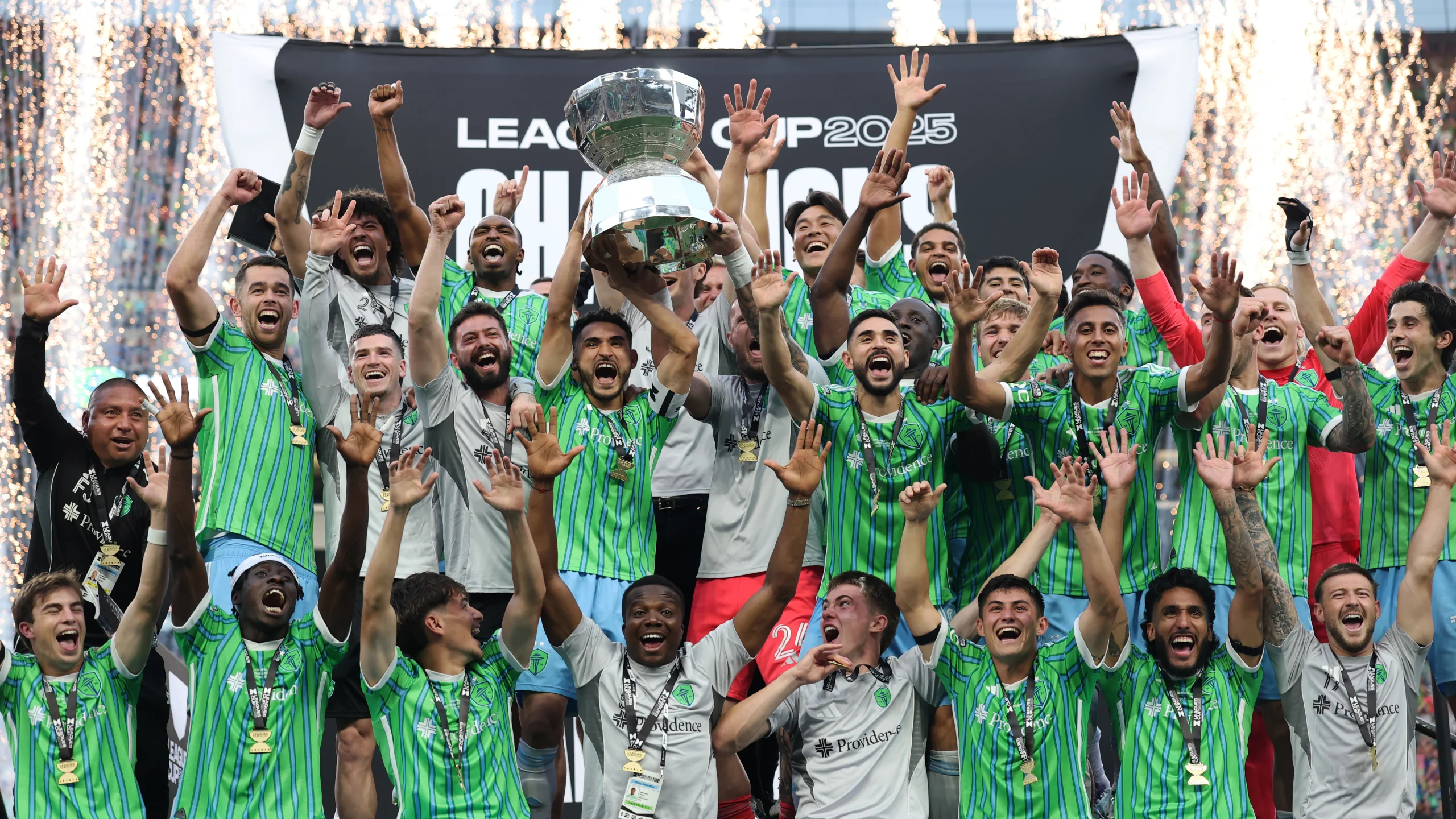 El equipo de Seattle Sounders levantando la Leagues Cup 2025