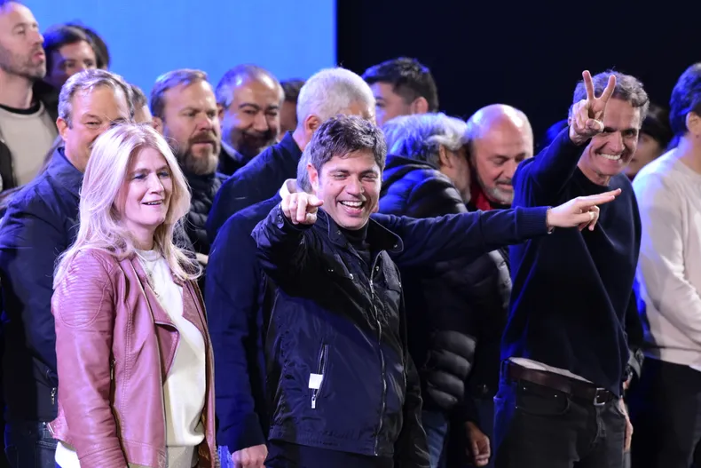 Axel Kicillof celebró el contundente triunfo de Fuerza Patria en la provincia de Buenos Aires, acompañado por dirigentes y militantes en el búnker de campaña