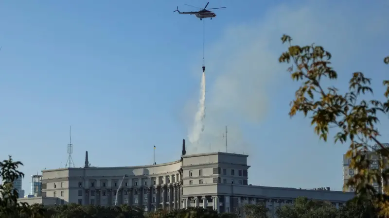Un helicóptero arroja agua para apagar las llamas de la sede gubernamental