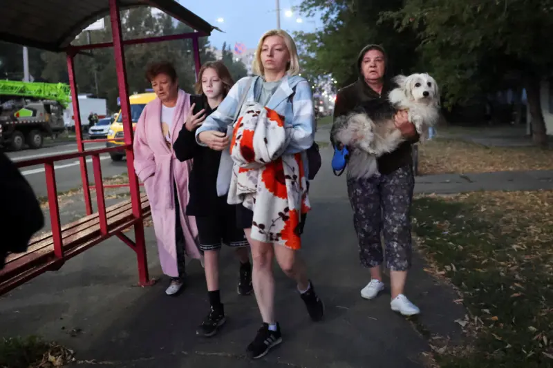 Cuatro mujeres rumbo a un refugio en Kyiv