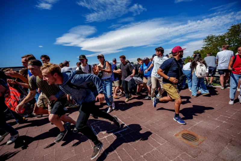 Jóvenes corriendo luego del disparo a Kirk