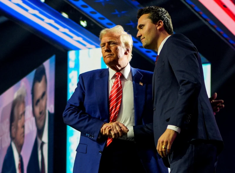Donald Trump saluda a Charlie Kirk