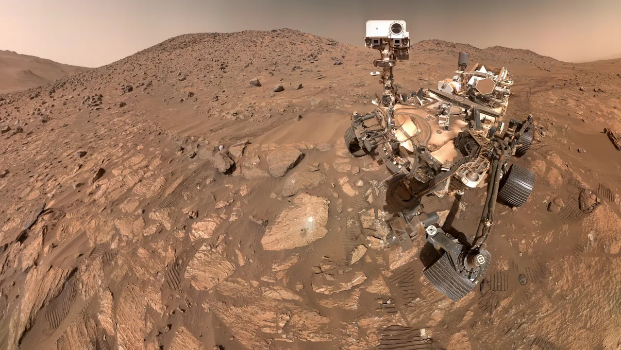 El rover Perseverance tomó una selfie en julio de 2024 junto a la roca “Cheyava Falls”, cuya muestra reveló señales químicas que sugieren que Marte pudo haber albergado microbios en el pasado