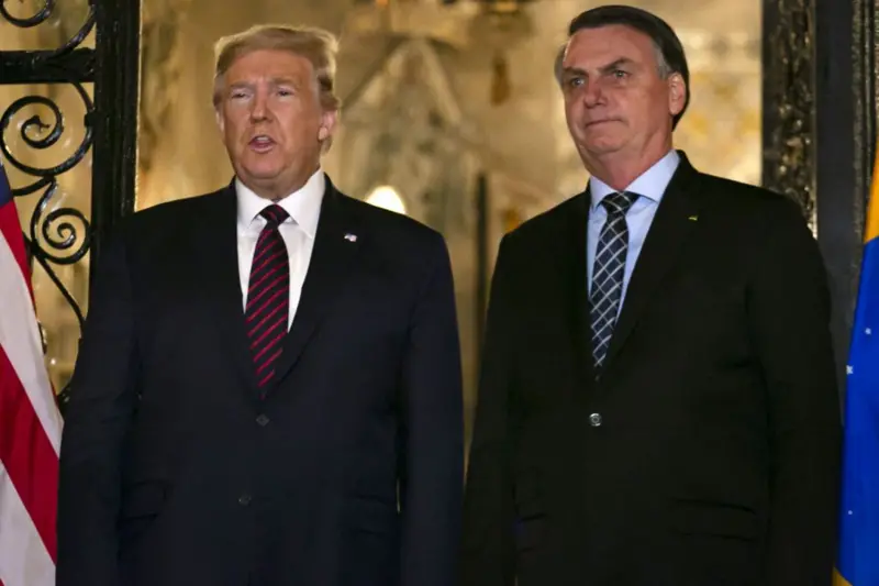 Donald Trump de pie junto a Jair Bolsonaro