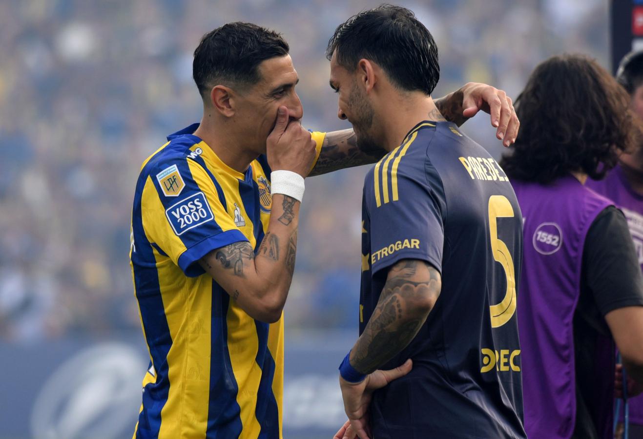 Ángel Di María y Leandro Paredes conversando después del partido