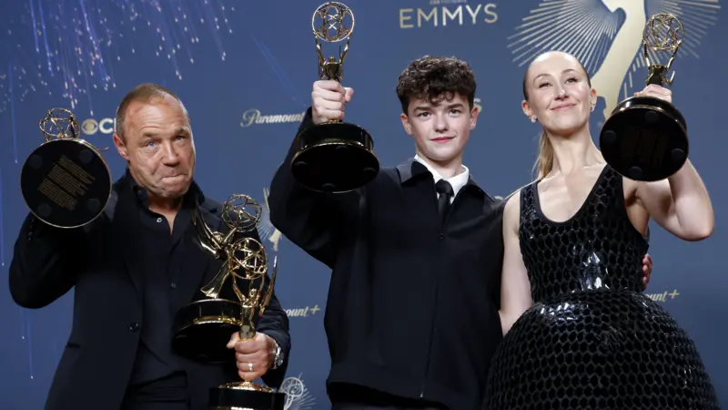 Stephen Graham, Owen Cooper y Erin Doherty, actores de la serie Adolescencia, mostrando sus premios Emmy