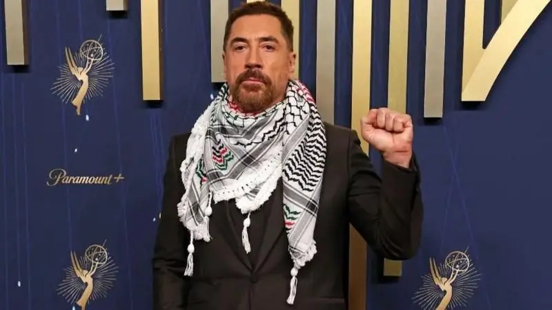La estrella de What We Do in the Shadows, Javier Bardem, con una keffiyeh en el cuello