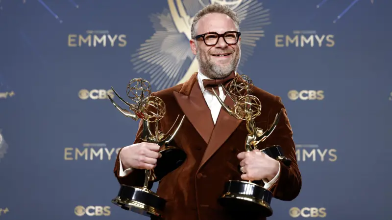 Seth Rogen posando con los cuatro premios Emmy obtenidos por la serie cómica El estudio