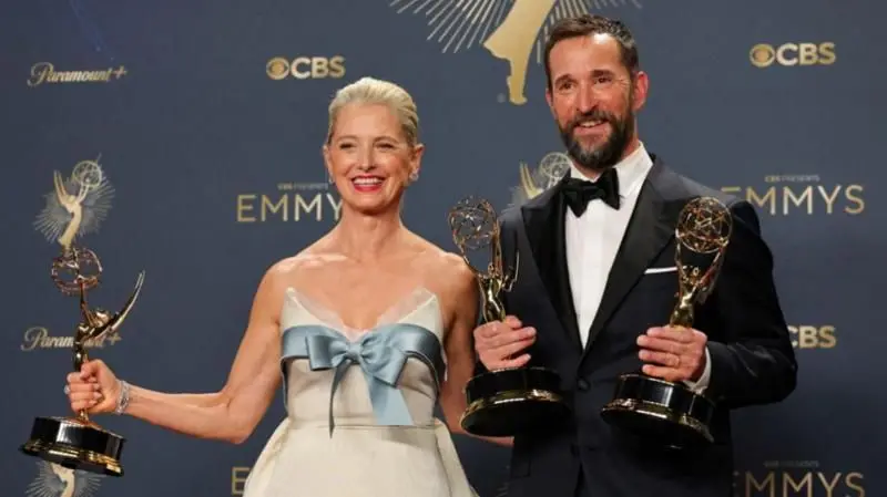 Katherine LaNasa y Noah Wyle sosteniendo los premios Emmy obtenidos por la serie The Pitt