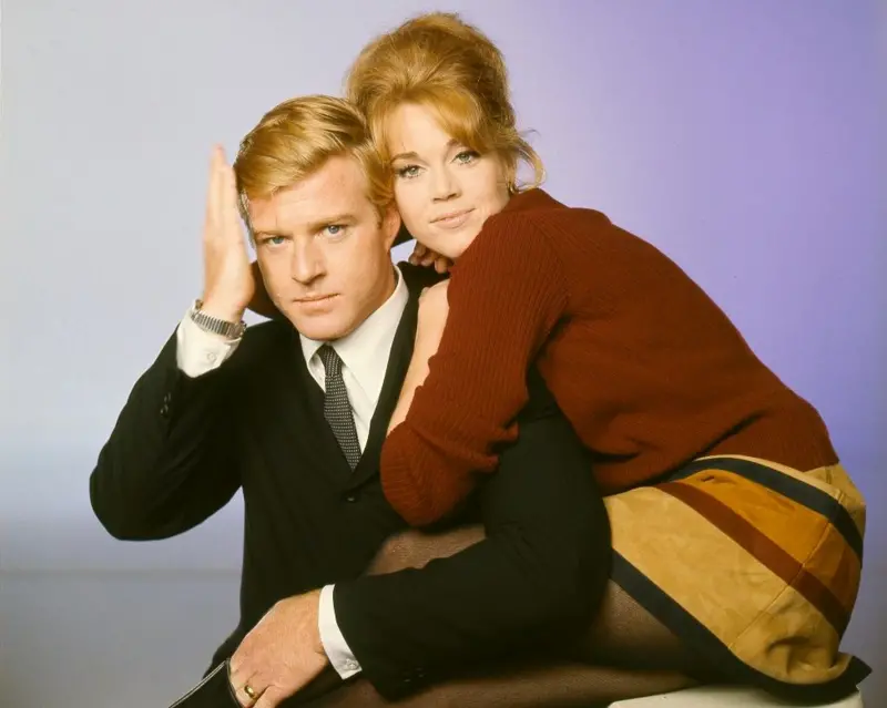 Robert Redford y Jane Fonda en una fotografía promocional para su película de 1967, Descalzos por el parque (Barefoot in the Park).
