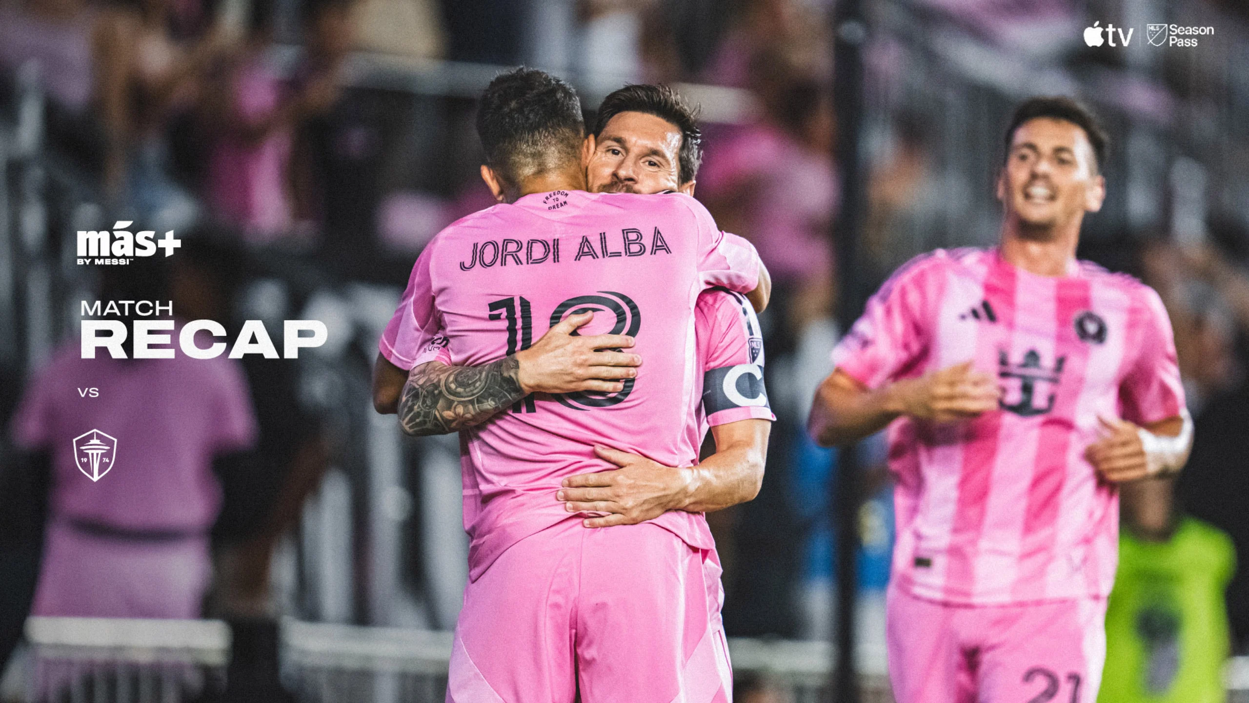 Leo Messi se abraza con Jordi Alba