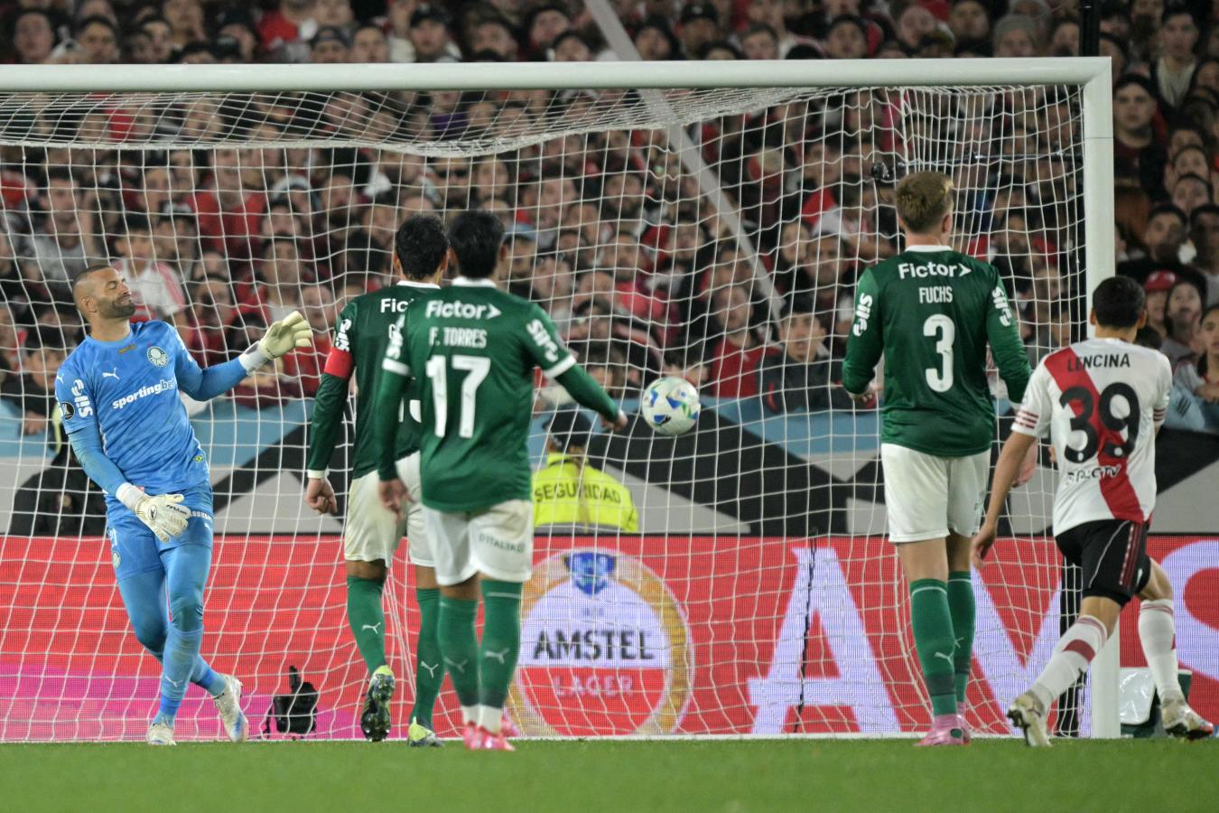 La pelota tocando la red, tras un desvío, mientras Weverton se lamenta