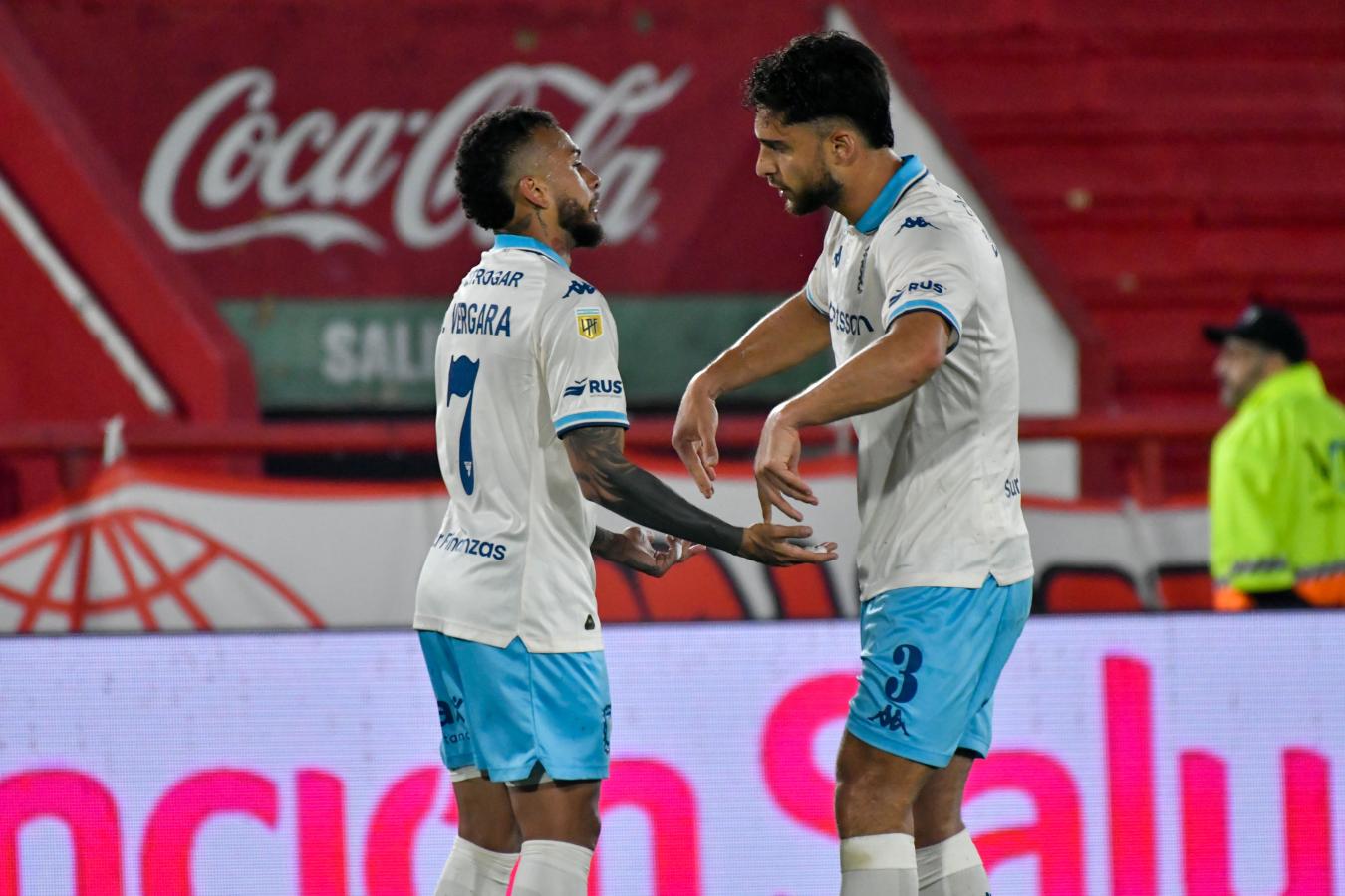 Duván Vergara choca las manos con Marco Di Césare