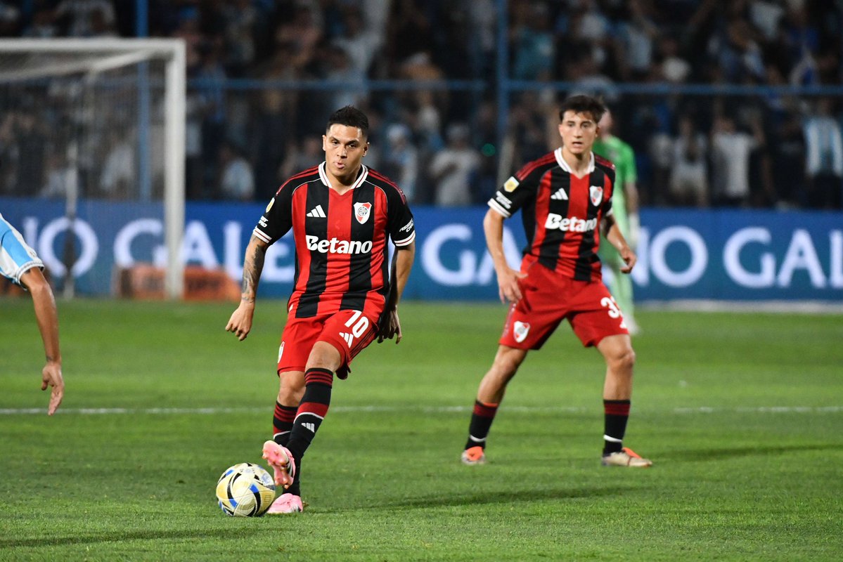 Juan Fernando Quintero recibiendo la pelota