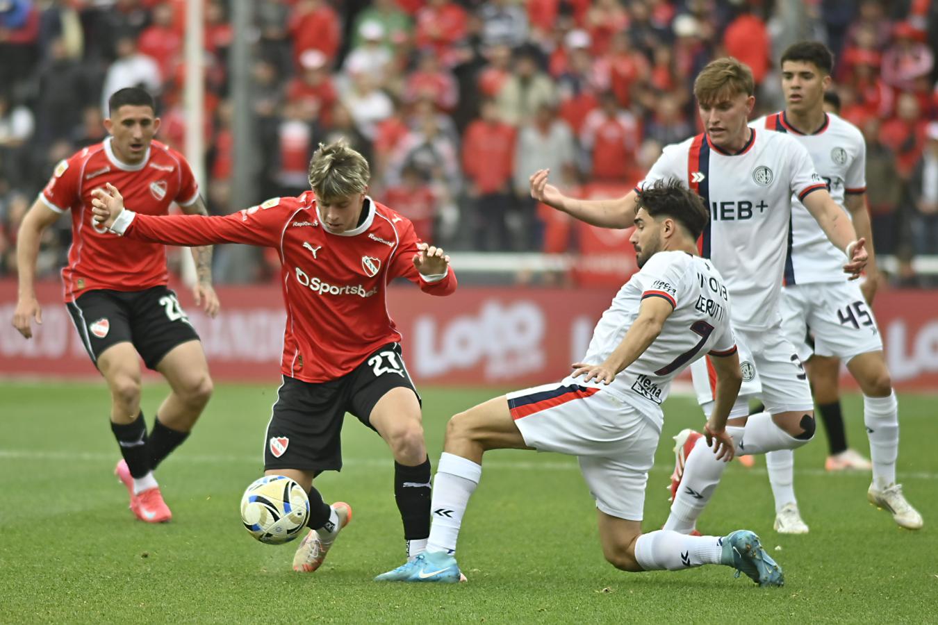 Diego Tarzia y Ezequiel Cerutti se disputan la pelota