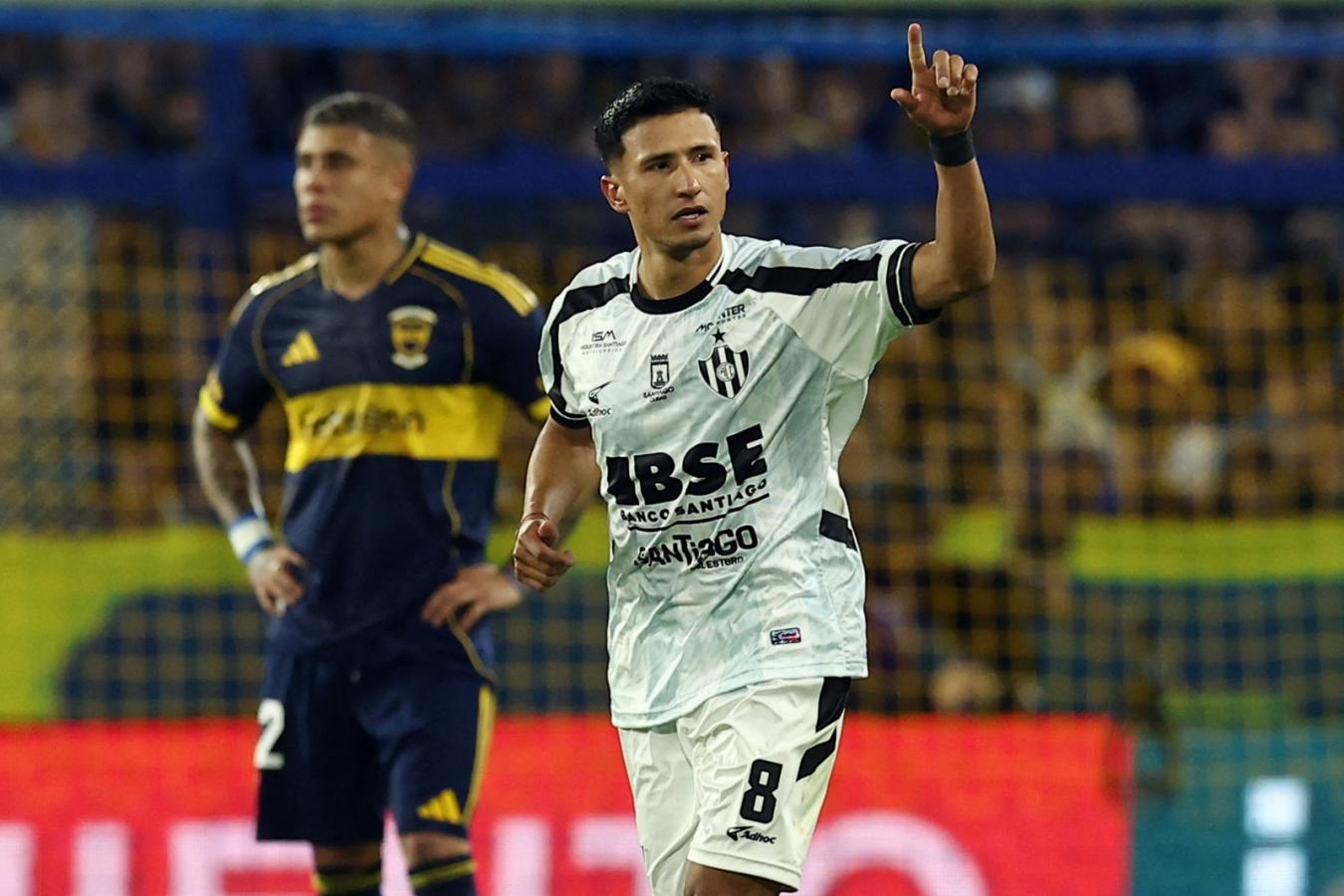 Iván Gómez señala hacia arriba con su mano izquierda