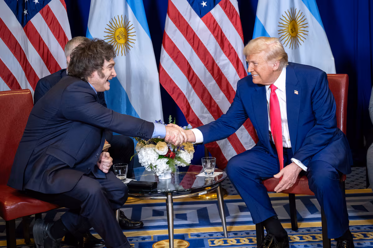 Javier Milei estrechando la mano con Donald Trump